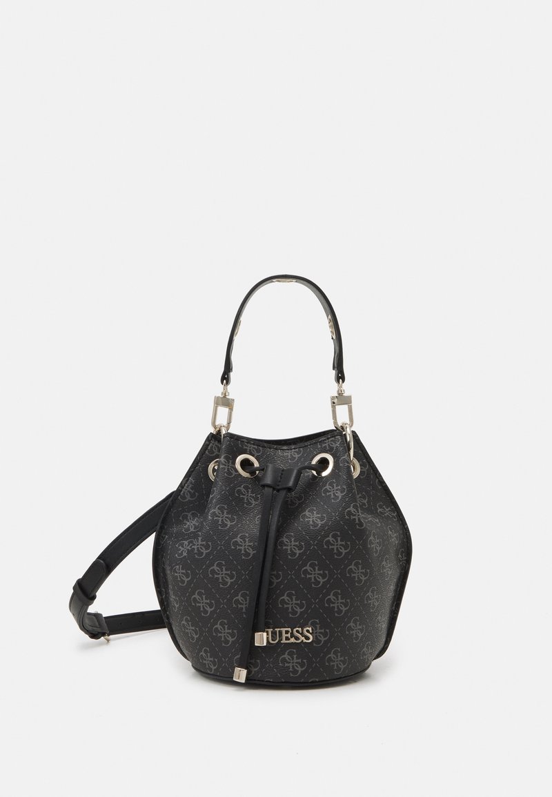 Sac seau noir Guess avec motif de logo embossé, ferrures dorées, fermeture à cordon, poignée supérieure et bandoulière réglable.