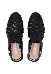 Zwarte lakleren schoenen met een open ontwerp, featuring kruislings gevlochten banden en een vetersluiting. Glad interieur met een beige binnenzool.