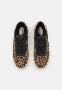 Joggesko med leopardmønster, teksturert overdel i brun og svart, svarte lisser og hvit gummisåle. Logo synlig på innersålen.
