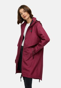 Bordowa wodoodporna kurtka z kapturem, z zamkiem błyskawicznym z przodu i dwoma bocznymi kieszeniami. Lekki, gładki materiał o luźnym kroju.