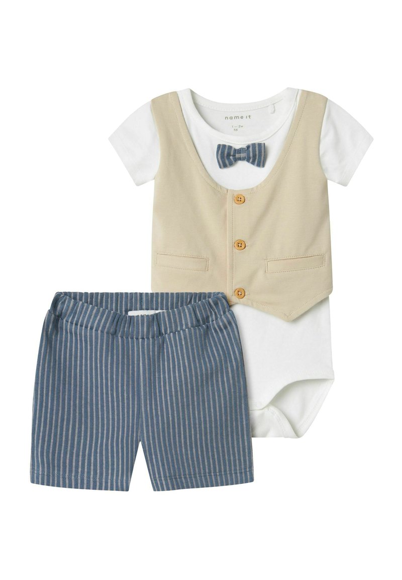 Tvådelad barnoutfit bestående av en vit bodysuit med en beige väst och fluga, tillsammans med blå randiga shorts.