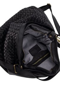 Schwarze Ledertasche mit geflochtener Textur auf dem Deckel, grauer Innenausstattung, Reißverschlusstaschen und goldenen Hardware-Akzenten innen.