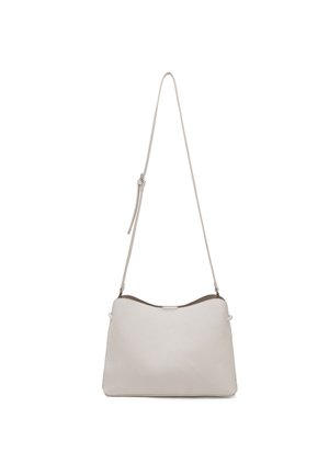 Lichtgrijze textuurlijke leren crossbodytas met verstelbare riem en gebogen bovenrand, afgebeeld hangend tegen een witte achtergrond.