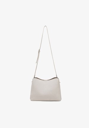Sac bandoulière en cuir gris clair texturé avec bride réglable et bord supérieur incurvé, présenté suspendu sur fond blanc.
