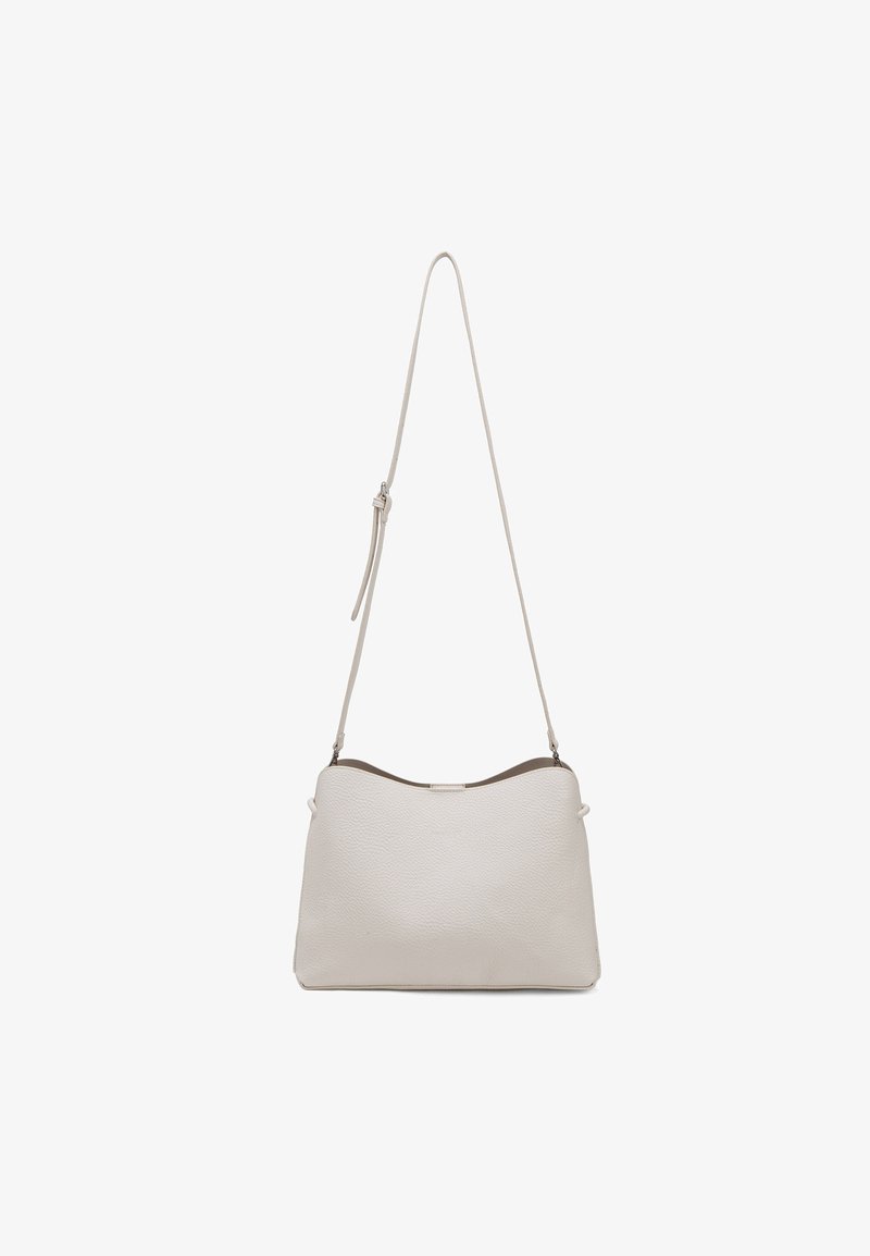 Sac bandoulière en cuir gris clair texturé avec bride réglable et bord supérieur incurvé, présenté suspendu sur fond blanc.
