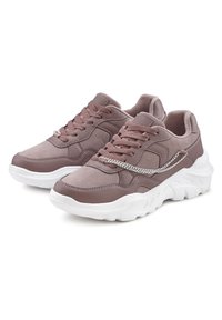 Chunky Sneaker aus weichem Mauve-Leder und Wildleder, mit pinken Schnürsenkeln, einem silbernen Kettenzubehör und einer weißen Gummisohle mit strukturierten Rillen.