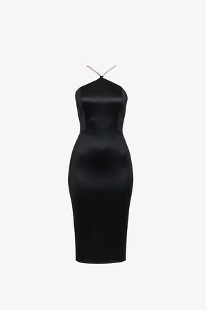 Robe midi en satin noir avec un col montant, présentant une texture lisse et des panneaux latéraux pour une silhouette ajustée ainsi que des bretelles réglables.