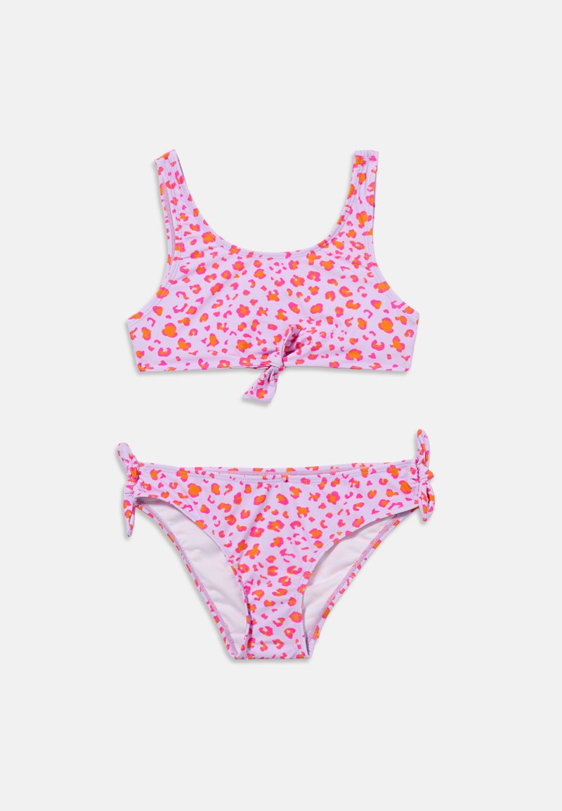 Maillot de bain deux-pièces rose avec imprimé léopard orange et rouge, comprenant un haut à encolure dégagée et des détails noués sur le haut et le bas.