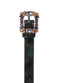 Zwarte leren riem met een glinsterende afwerking, voorzien van een juwelen gesp die is versierd met kleurrijke stenen in verschillende vormen en maten.