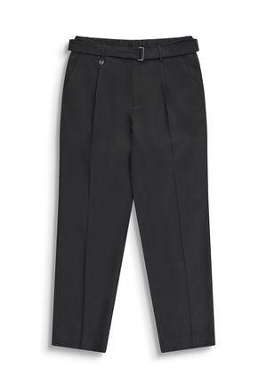 Pantalon noir fuselé avec plis, poches latérales, et une ceinture assortie avec une boucle argentée et un détail de passants.