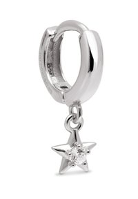Pendiente de aro de plata con un charm en forma de estrella colgante que presenta una gema clara en el centro. Acabado suave, diseño compacto.