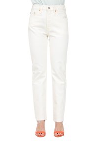 Jeans blancos de algodón de cintura alta, diseño de pierna recta, dobladillo deshilachado, costuras detalladas, con acentos de hardware naranja.