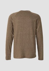 Braunes Langarmshirt aus strukturiertem Stoff, mit rundem Halsausschnitt und Raglanschnitten, in einer glatten, einheitlichen Farbe.