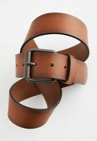 Curea din piele maro, cu o bandă lată și netedă, prindere metalică, găuri rotunde pentru ajustare și un finisaj texturat.