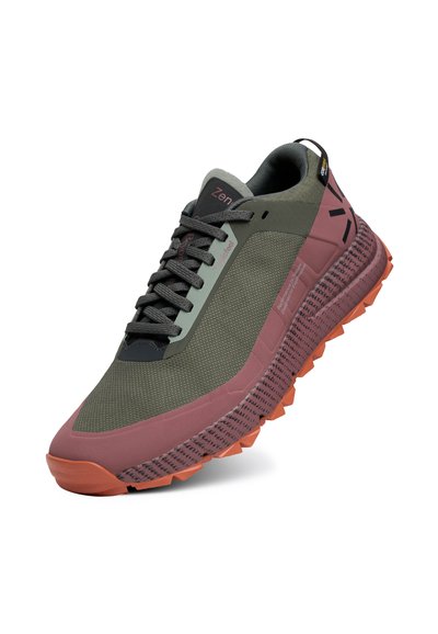 Chaussure de trail en olive et mauve avec des lacets noirs, semelle texturée et marquage sur la languette et le côté.