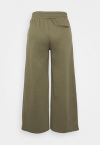 Olijfgroene wijde broek met elastische taille, gemaakt van zacht materiaal; heeft een achterzak met een gladde textuur en nette stiksels.