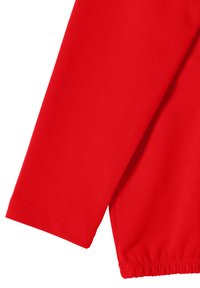 Langer roter Ärmel aus einem glatten, dehnbaren Stoff mit einem leicht gerafften elastischen Saum und sauberer Naht entlang der Kanten.