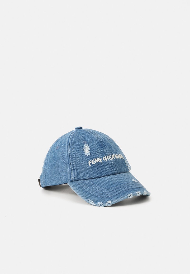 Cappellino in denim blu con dettagli sfrangiati, caratterizzato da testo ricamato bianco, cinturino regolabile sul retro e visiera curva.