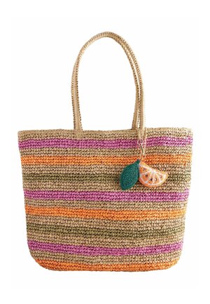 Bolso tote de paja trenzada con rayas horizontales en rosa, naranja y verde, con un colgante de rodaja de naranja con cuentas y una hoja verde en el asa.