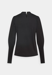 Černá blůza s dlouhým rukávem, vysokým volánovým límcem a knoflíkovým uzávěrem v zadní části, s upnutými manžetami a mírnými nařasenými rameny.