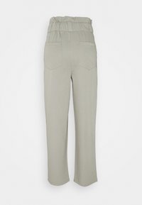 Pantalon gris clair à enfiler avec une taille élastique, longueur raccourcie et deux poches arrière. Texture lisse et design simple.