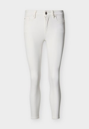 Hvite smale jeans med knapp- og glidelåslukking, frontlommer og beltehemper, vist på en nøytral bakgrunn.