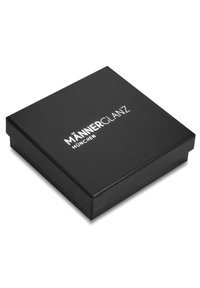 Schwarze Verpackungsbox mit mattem Finish. Auf der Vorderseite prangt "MÄNNERGLANZ MÜNCHEN" erhaben in Weiß. Einfaches, elegantes Design.