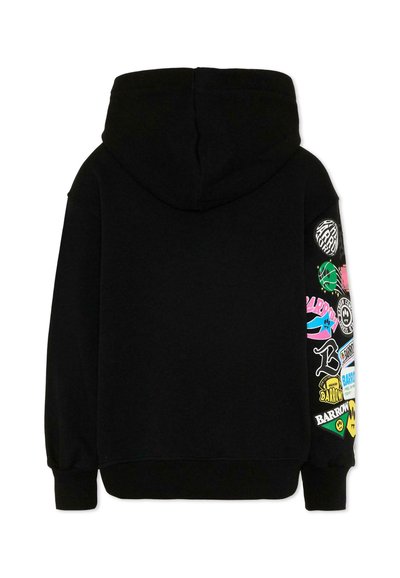 Sweat-shirt à capuche noir vu de dos avec des patchs graphiques colorés et des textes décorant la manche droite.