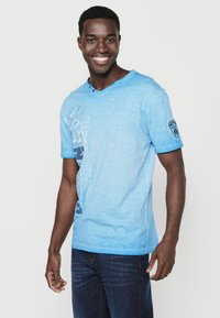 Koroshi SHORT SLEEVE  - Triko s potiskem - azul   blue