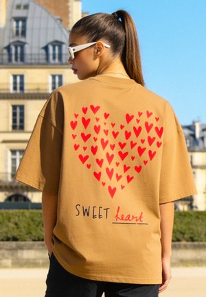 Mira Paris, SWEETHEART OVERSIZED BOXY TEE 26 UNISEX - Print T-shirt - grounded beige