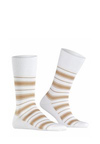 Ein Paar weißer Socken mit horizontalen beigen Streifen. Hergestellt aus einem weichen Material mit ribbeliger Textur und verstärkter Zehenpartie.