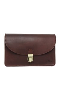 Braune Lederclutch in Umschlagform mit geschwungenem Klappdeckel, goldfarbenem Druckknopfverschluss und dezentem, eingeprägtem Logo in der unteren rechten Ecke.