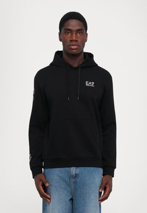 Schwarzer Kapuzenpullover mit einer vorderen Tasche und Kordeln. Verfügt über ein kleines weißes EA7-Logo auf der Brust und gemusterte Akzente an den Ärmeln.