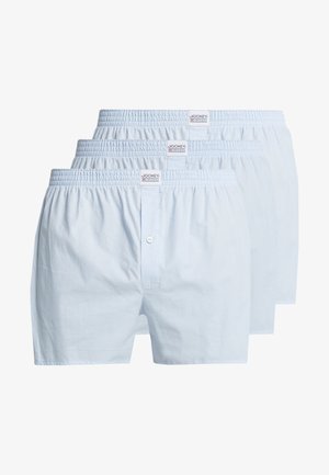 Jasnoniebieskie bawełniane bokserki z elastycznym pasem, guzikowym rozporkiem i subtelnym wzorem teksturowym. Trzy pary wyeksponowane w ułożonej stosie aranżacji.