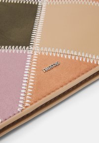 Portafoglio in pelle multicolore con design patchwork caratterizzato da pannelli rosa, beige, marrone e pesca. Cuciture decorative bianche in evidenza. Logo argentato.
