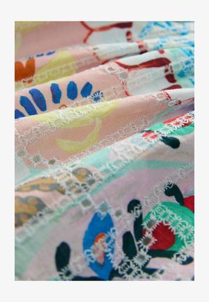 Värviline kangas, millel on lillemustrid roosa, sinise, rohelise ja kollase varjundites, delikaatne valge pits ääriste ääres.