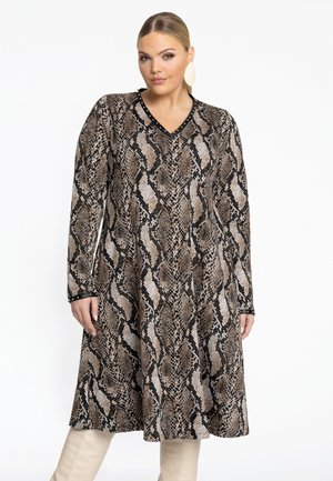 Langemouwen jurk in slangenprint, met een V-halslijn en zwarte accenten. Gemaakt van een textuurstof met een A-lijn silhouet.