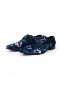 Een paar schoenen met blauwe bloemenprint, gemaakt van textiel, met vetersluiting en een lage, elegante zwarte hak.