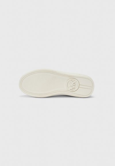 Suela de una zapatilla, con una superficie texturizada, un logo redondo, y un color blanco limpio con sutiles acentos en relieve y ranuras.