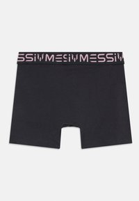 Sorte boxer shorts med en glatt tekstur, med en rosa elastisk midjebånd med "MESSI" trykt i blokkbokstaver.