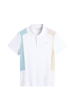 Polo bianca a maniche corte con pannelli laterali azzurri e beige e un piccolo logo blu sul petto a sinistra.