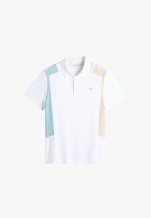 Biała koszulka polo z krótkim rękawem, z jasnoniebieskimi i beżowymi panelami bocznymi oraz małym niebieskim logo na lewej piersi.
