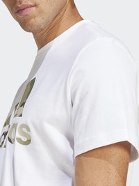 Camiseta blanca de algodón con un gran logotipo de color verde oliva en el pecho. Mangas cortas con un escote redondo y una textura suave y lisa.