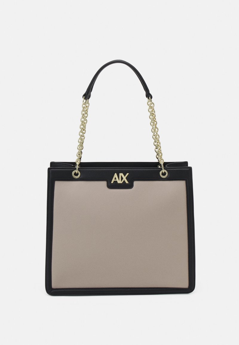 Sac à main rectangulaire beige et noir avec des poignées en chaîne dorée et un logo AIX doré en haut au centre.