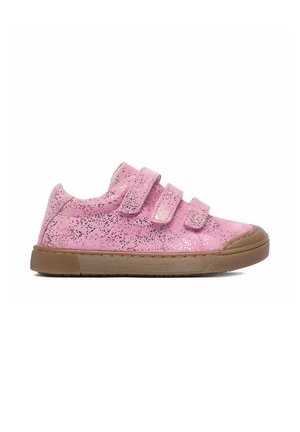 Lyserød børnesneaker med tre velcroremme og brun gummisål, med et glitrende, tekstureret mønster på det øverste materiale.
