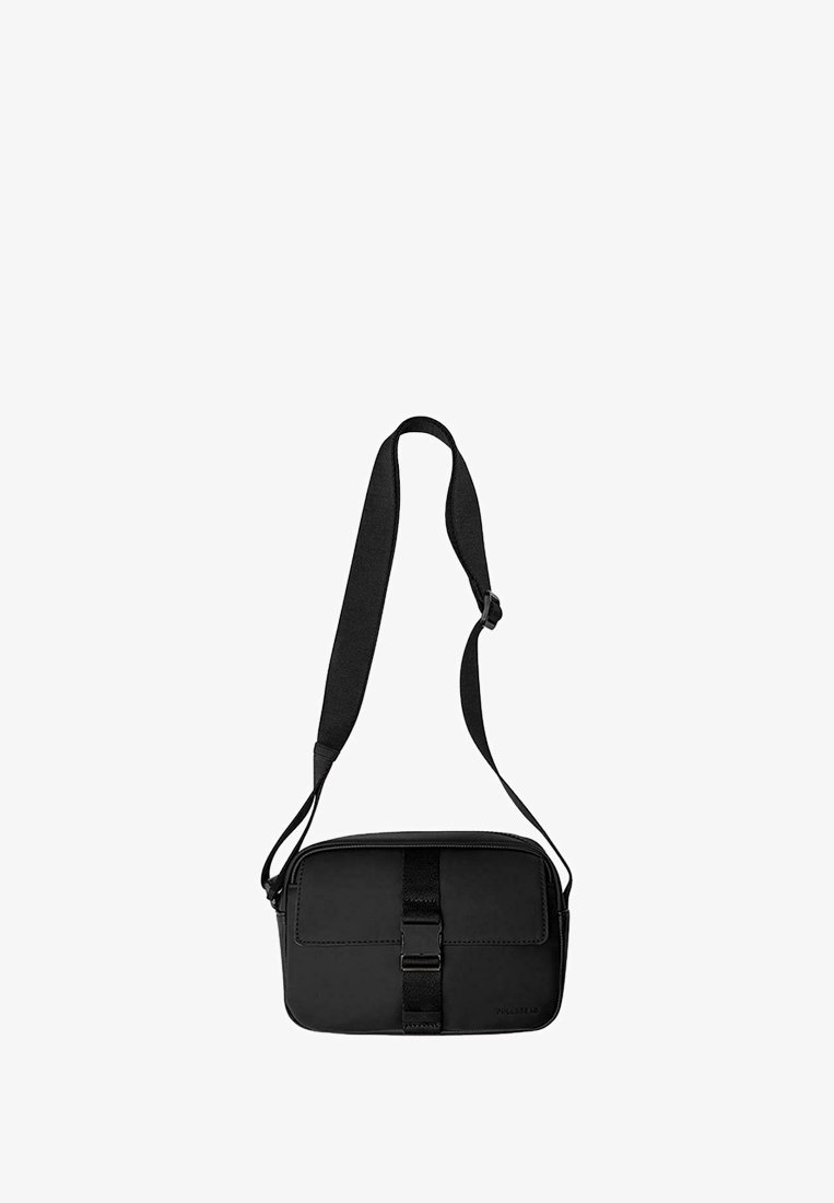 Borsa a tracolla nera realizzata in materiale liscio, con una forma rettangolare, dotata di una pattina frontale, una cintura regolabile e una fibbia centrale.