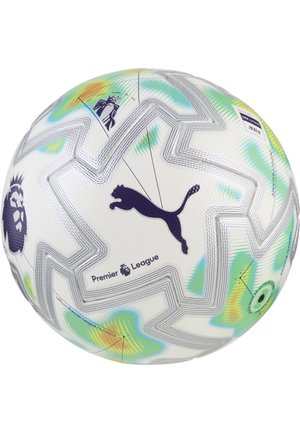 Biała piłka do piłki nożnej Premier League z czarnym logo Puma i kolorowymi zielonymi oraz żółtymi akcentami w kształcie gwiazdy.