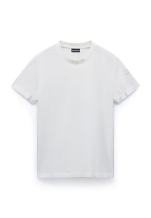 Witte katoenen t-shirt, ronde hals, korte mouwen, rechte zoom, voorzien van een klein logo-patch op de linkermouw, gladde textuur.