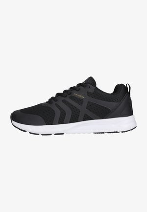 Baskets de sport noires avec tige en mesh, semelle intermédiaire blanche, accents texturés et semelle extérieure en caoutchouc noir. Présente des lacets et un détail de logo sur le côté.