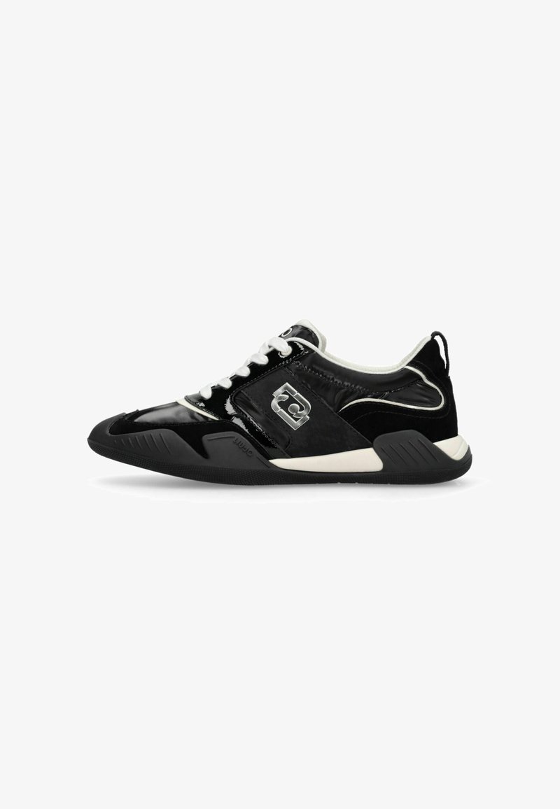Ανδρικό μαύρο-λευκό sneaker χαμηλού ύψους με γυαλιστερό φινίρισμα, λευκά κορδόνια, λαστιχένια σόλα και μεταλλικό λογότυπο στο πλάι.